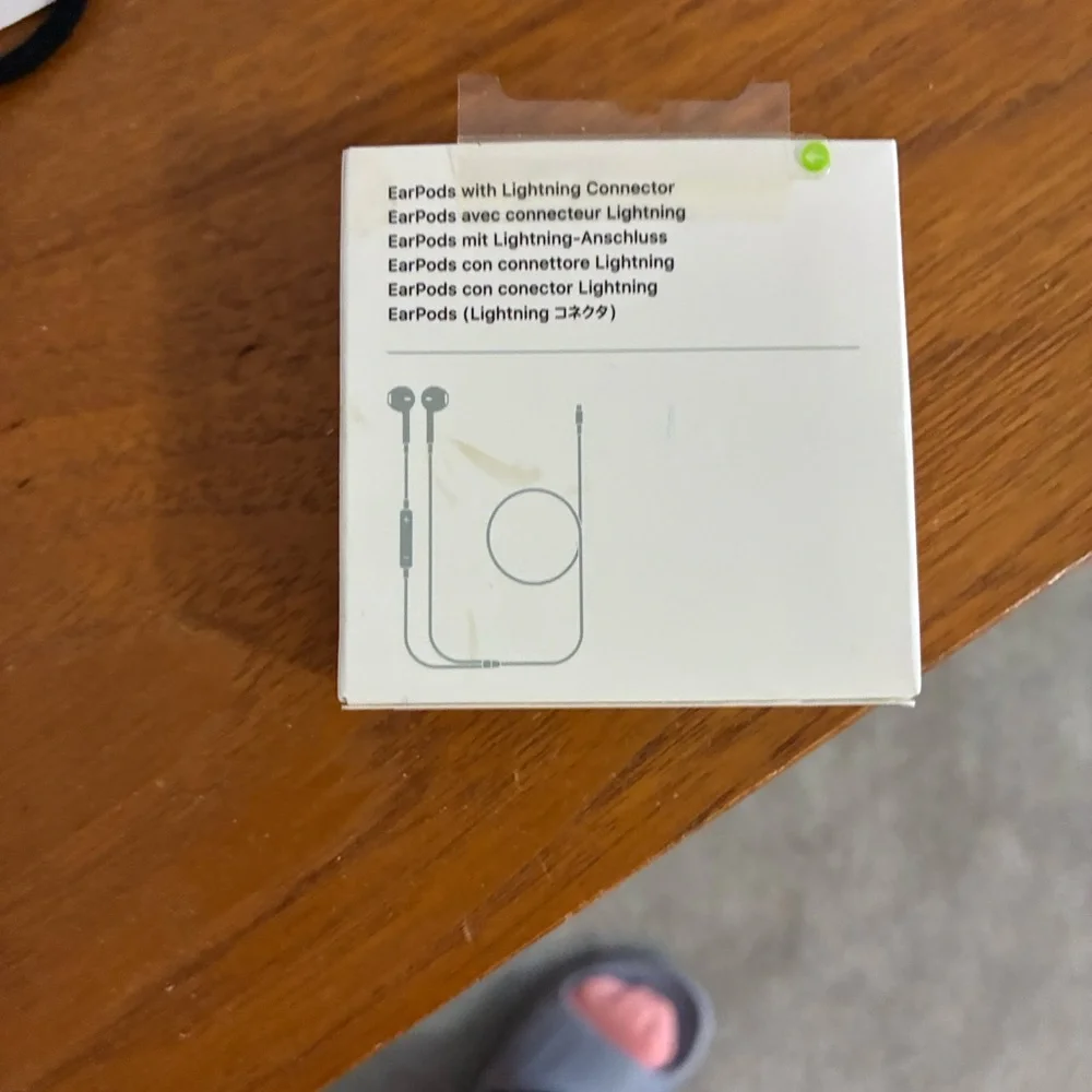 Apple EarPods with Lightning Connector - White NWT